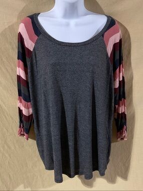 24/7 Maurices Size XL Charcoal Tee with Pink-Striped Raglan Sleeves